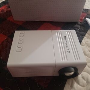 Mini Projector Z1 in White